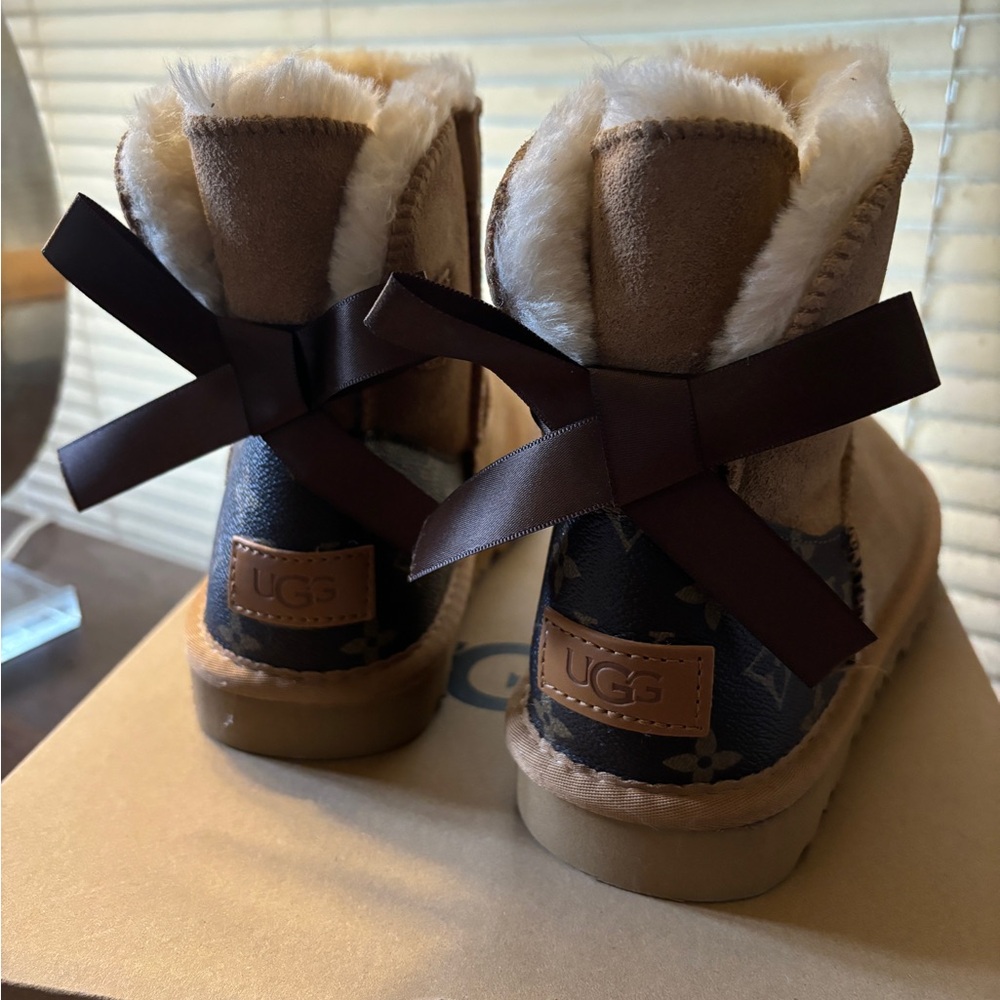 Fits like 8 1/2 LV DIY UGGS NWT